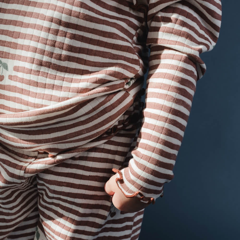That's Mine Jamilla bluse - Love berry stripe - 95% Organic cotton, 5% Elastan Buy Overdele||Bluser||Nyheder||personale||Efterår & vinter 2025||Love berry||drop 1 aw25||Jersey here.