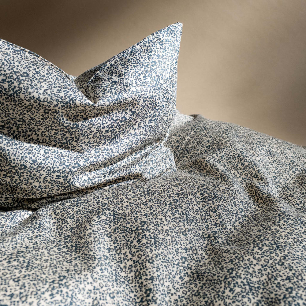 That's Mine Levi sengetøj - Flores blue - 100% Organic cotton Buy Sovetid||Sengetøj||Udsalg||Alle||personale||Udsalg - Sovetid||alt minus sløjfe||Online exclusive here.