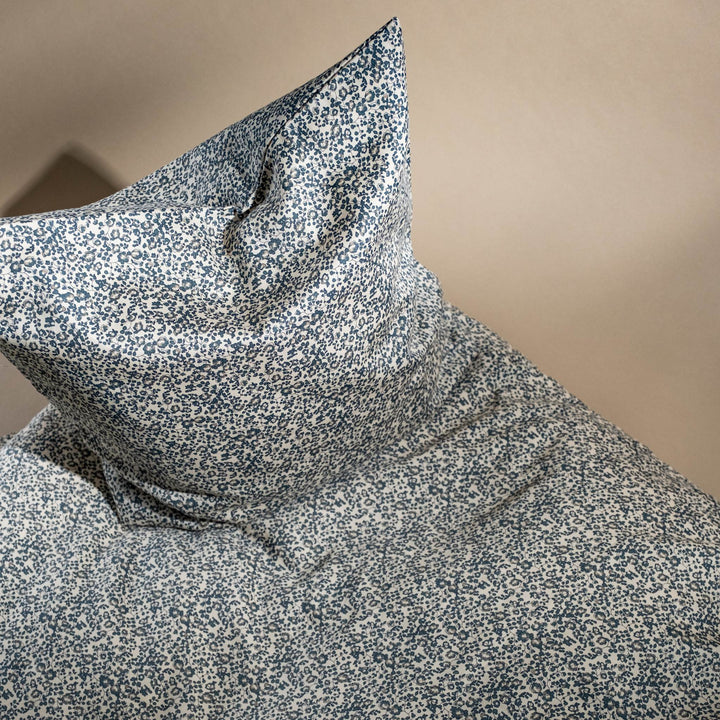 That's Mine Levi sengetøj - Flores sandshell/blue - 100% Organic cotton Buy Sovetid||Sengetøj||Udsalg||Alle||Sengetøjstilbud||3 for 2||Udsalg - Sovetid||alt minus sløjfe||3 for 399||5 for 399 - kæmpe bundle! here.