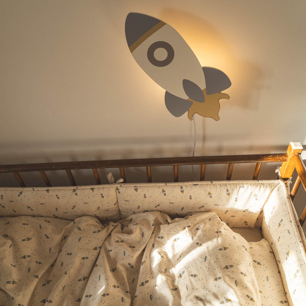 That's Mine Willi wall lamp - Rocket - 100% Wood Buy Bolig & udstyr||Børneværelset||Lamper||Alle||Favoritter||personale||Influencer choice here.