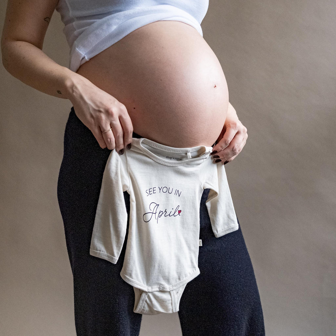 That's Mine Obi bodystocking - See you in april - 100% Organic cotton Buy Tøj||Bodystockings||Undertøj||Alle||Favoritter||personale||Newborn essentials||Efterår & vinter 2025||alt minus sløjfe||NOOS||"See you in..." bodystockings||AW25 NOOS||mette-sale||Jersey here.