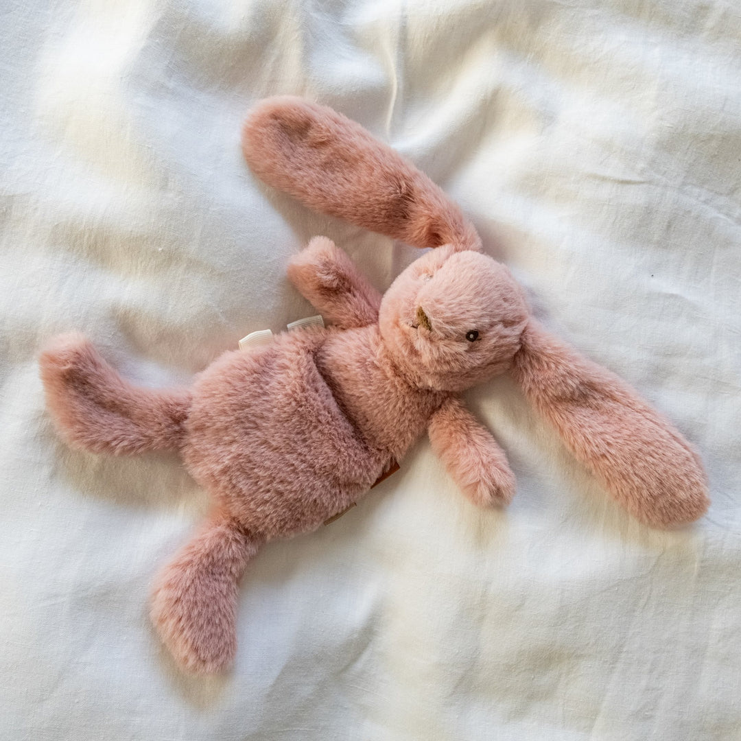 That's Mine Houston tyngdebamse mini - Rose - 80% Recycled polyester / 20% Plastic particles Buy Legetid||Bamser og nusselegetøj||Tyngdebamser||personale||Forår 2026 here.