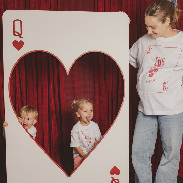 That's Mine Vega t-shirt - Mom club - 100% Organic cotton Buy T-shirts||Overdele||Trøjer og toppe||Nyheder||personale||Forår & sommer 2026 here.