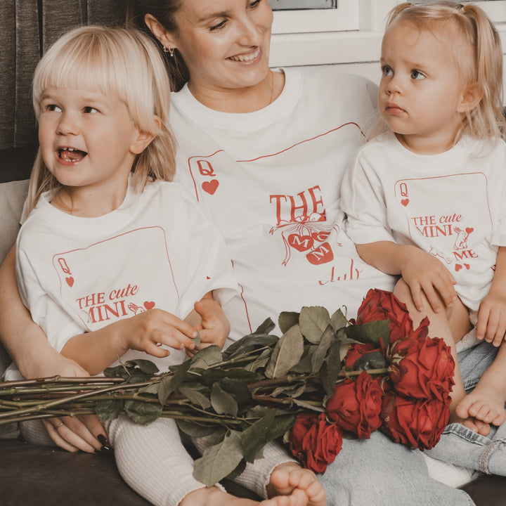 That's Mine Vega t-shirt - Mom club - 100% Organic cotton Buy T-shirts||Overdele||Trøjer og toppe||Nyheder||personale||Forår & sommer 2026 here.