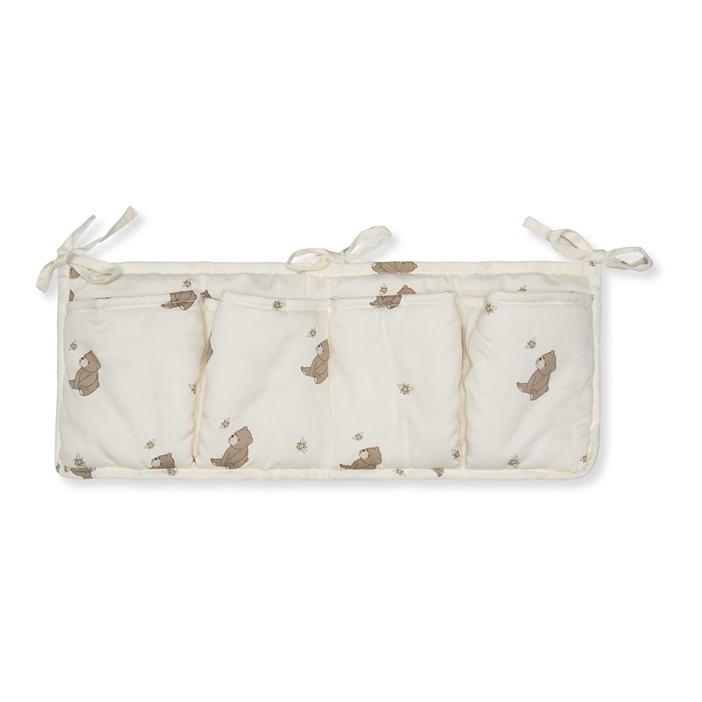 That's Mine Louis bed pocket - Bees and bears - 85% Organic cotton, 15% Recycled polyester Buy Sovetid||Sengelommer||Alle||Favoritter||personale||Bees and bears||Influencer choice here.